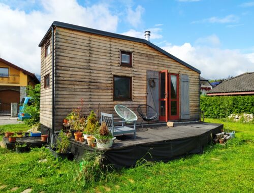 tiny house slovakia pohlad na domcek s terasou kde vidiet aj zakopane ibc